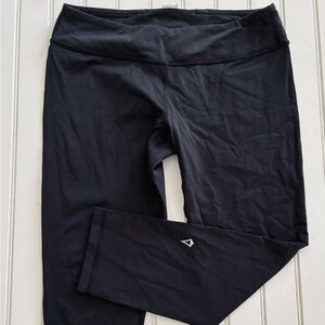 IVIVVA by LULULEMON girls size 14
lux crop leggings